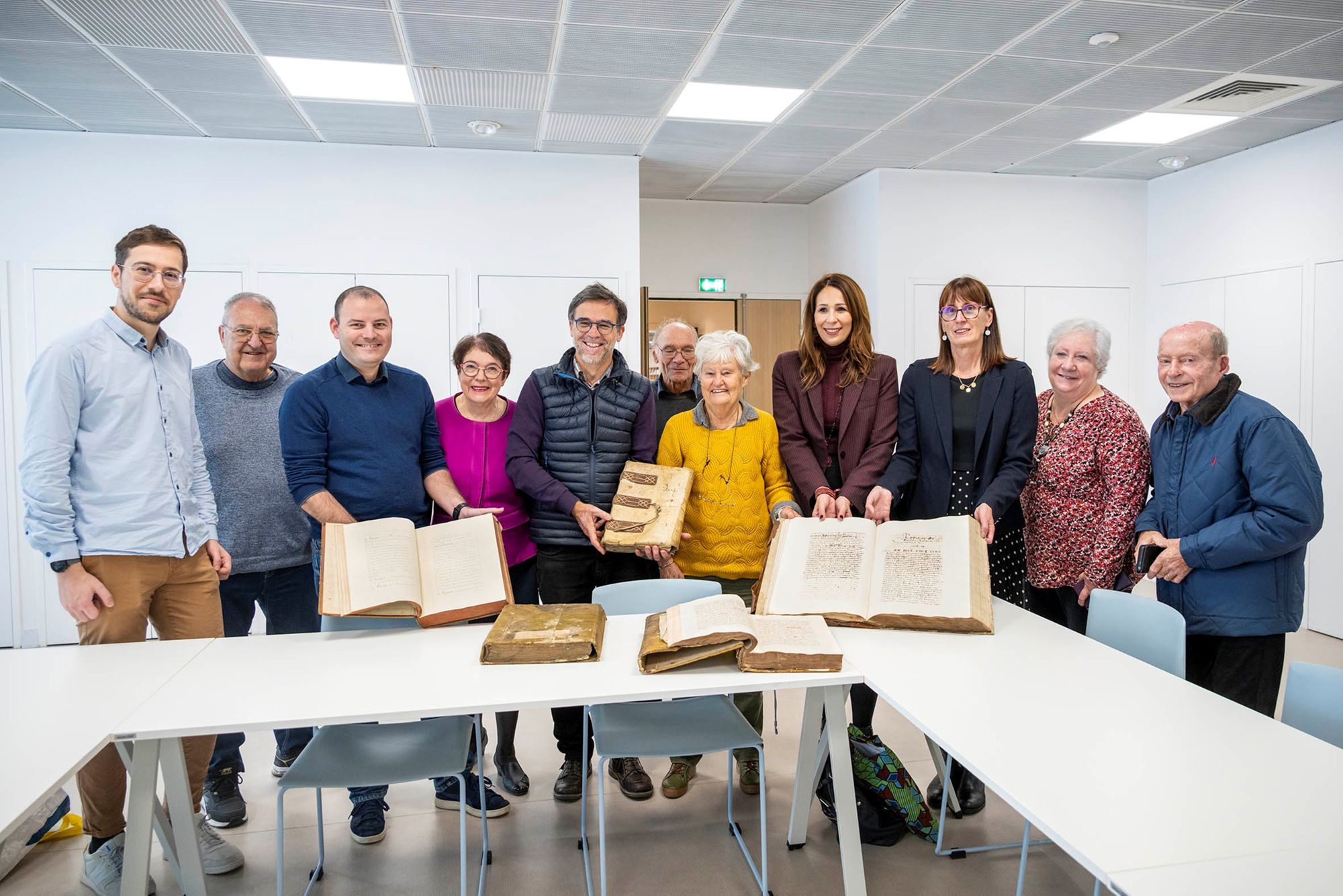 Remise officielle des 4 terriers par la famille de Chambost Lépin aux Archives municipales en compagnie des archivistes, des élues et de la SNHPR